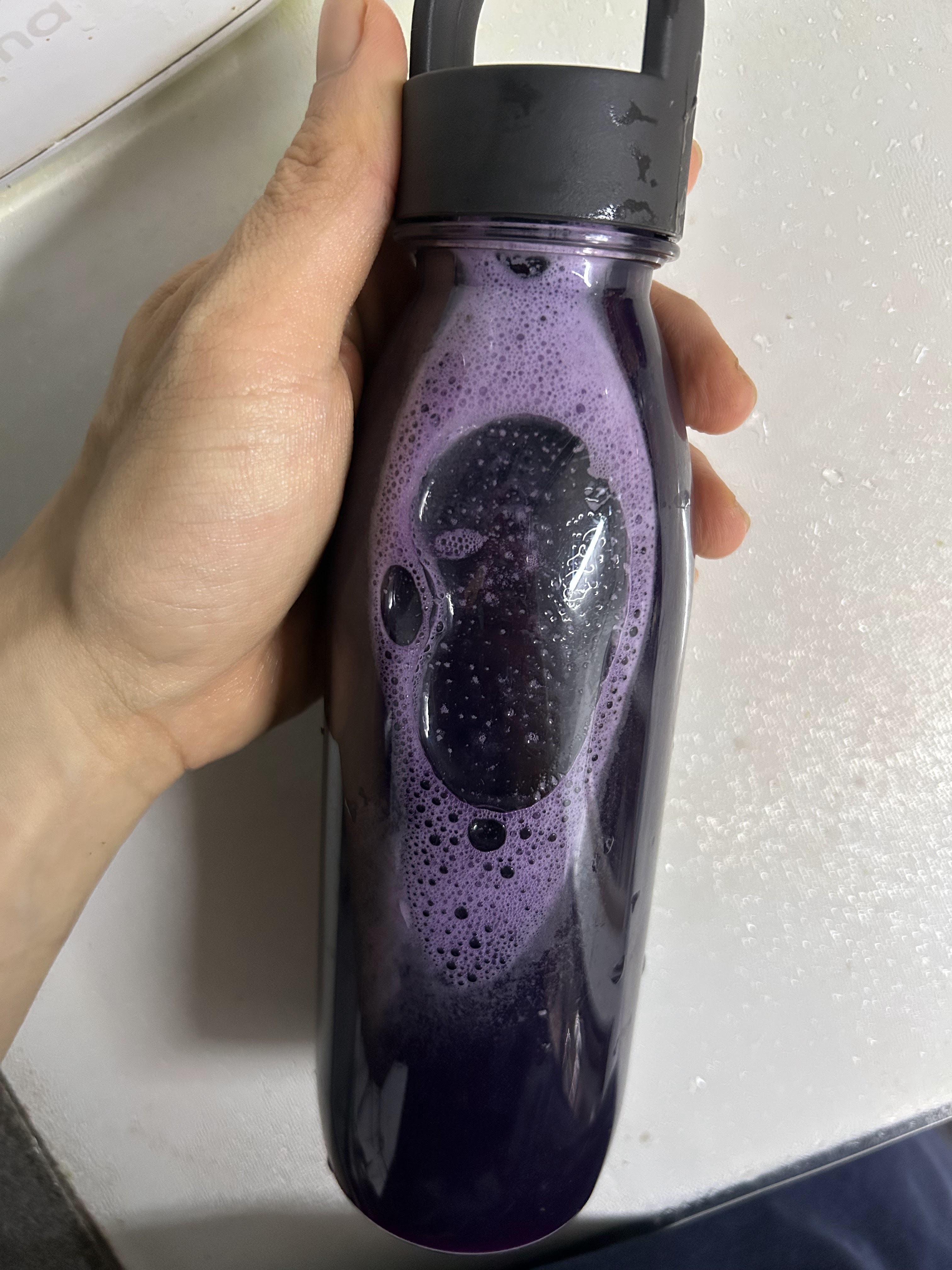 Red cabbage juice in a bottle